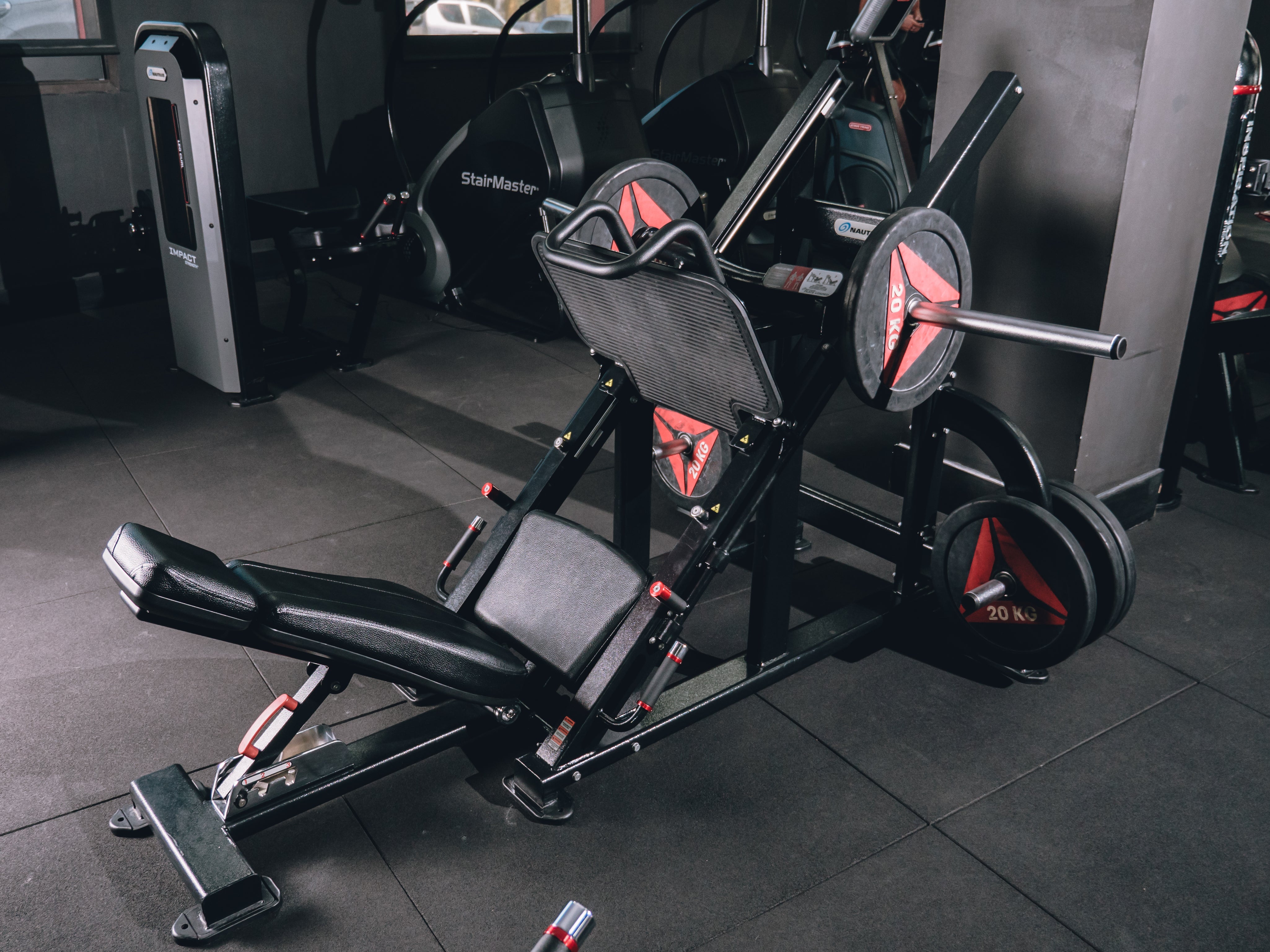 Nautilus_Angled_Leg_Press_NP-L1141_96_Lifestyle_Image.jpg